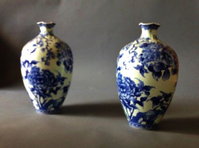 null Paire de vases en faïence fine à décor d'hortensias en camaïeu bleu.

H : 36...