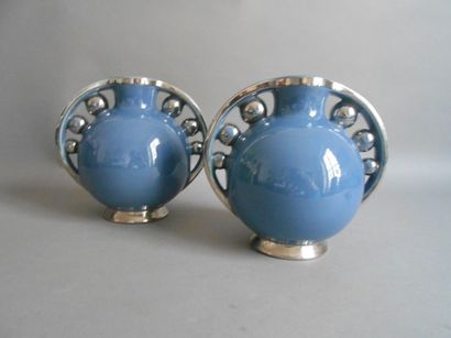 null ODYV, vers 1950

Paire de vases boule en porcelaine émaillée bleu et argent...