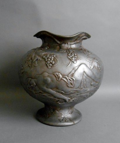 null Charles PERRON ( 1862-1934)

Grand vase de forme ronde à col ondulé en étain...