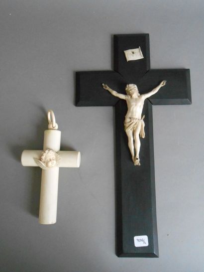 null -Crucifix de berceau en ivoire de section cylindrique orné en son centre d'une...