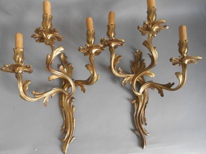 null Paire d'appliques de style Rocaille en bronze à trois bras de lumière.
