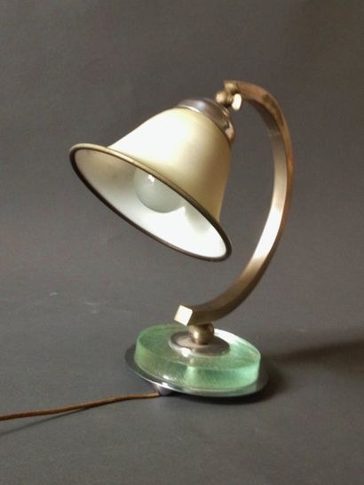 null Lampe de bureau en métal chromé en arceau et verre,

Vers 1930.

H : 31 cm