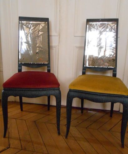 null Paire de chaises en bois noirci à dossier orné de miroirs fragmentés.

102 x...