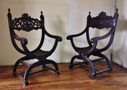 Paire de fauteuils curules en bois teinté,

Style...