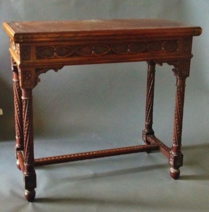 null Table rectangulaire en bois teinté et sculpté d'entrelacs,

Style Gothique.

73...