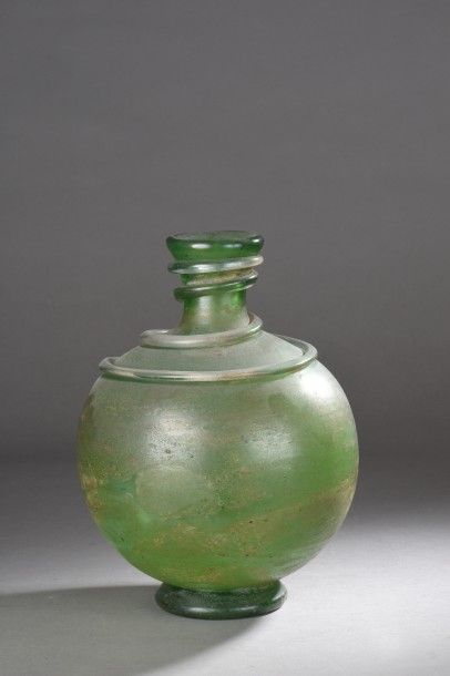 null Vase en verre de Venise teinté vert de forme balustre, le col étroit enroulé...