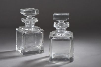 null Paire de flacons à whisky de forme cubique en cristal.