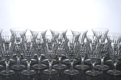null BACCARAT : partie de service de verres à pied en cristal taillé 

comprenant...