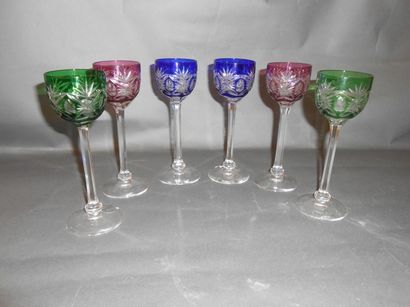 null 6 verres à vin du Rhin en verre doublé rose, bleu ou vert.