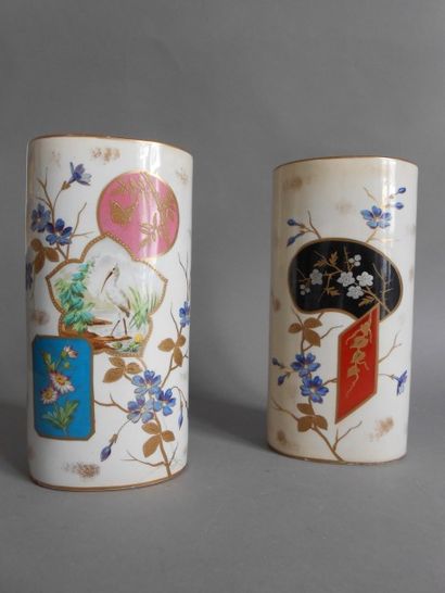 null Paire de vases à décor japonisant en faïence fine. 

Fin du XIXème - début du...