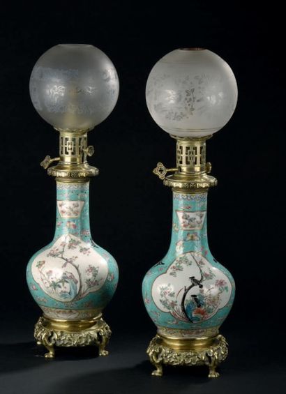 CHINE - Fin XIXe siècle Paire de vases bouteilles en porcelaine émaillée polychrome...