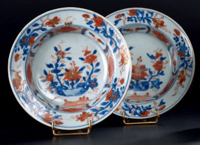 CHINE - Époque KANGXI (1662-1722) 
Paire d'assiettes creuses en porcelaine dit
Imari...