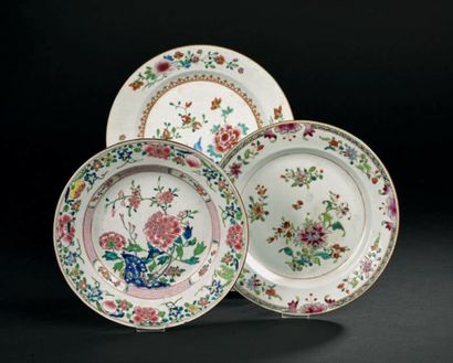 null Trois assiettes en porcelaine de la famille rose à décor de pivoines dans leur...