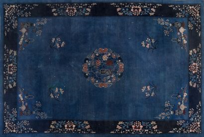 CHINE Grand tapis rectangulaire en laine, à décor au centre d'un médaillon formé...