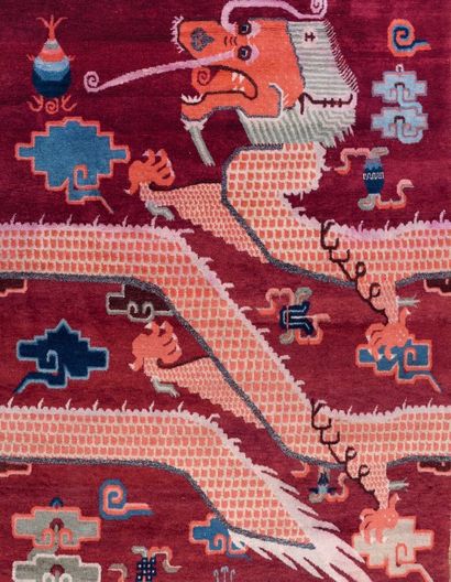 CHINE Tapis de colonne rectangulaire en laine, à décor d'un dragon stylisé à cinq...