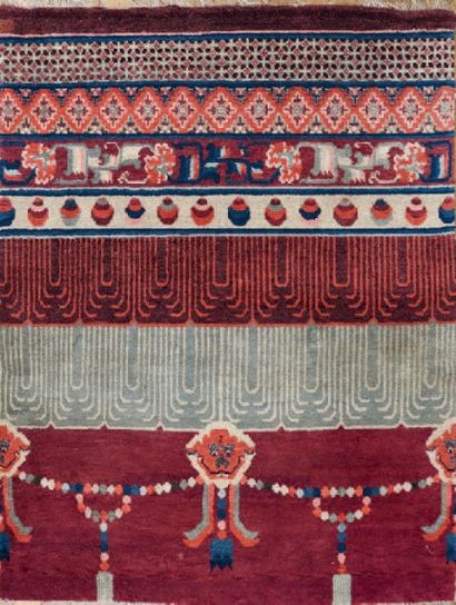 CHINE Tapis rectangulaire en laine à décor de six registres de motifs stylisés dont...