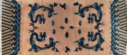 CHINE Tapis rectangulaire en laine à décor de deux dragons s'affrontant sur chaque...