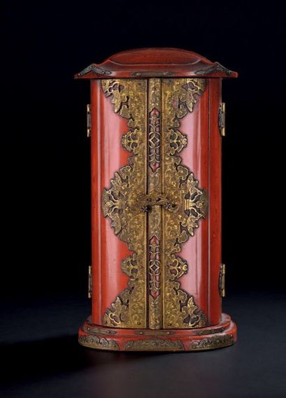 JAPON - Époque EDO (1603-1868) 
Petit butsudan en laque rouge découvrant à l'intérieur...
