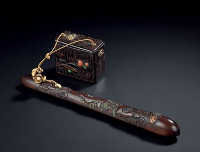 JAPON - Époque EDO (1603-1868) 
Tonkotsu de forme rectangulaire en bois incrusté...