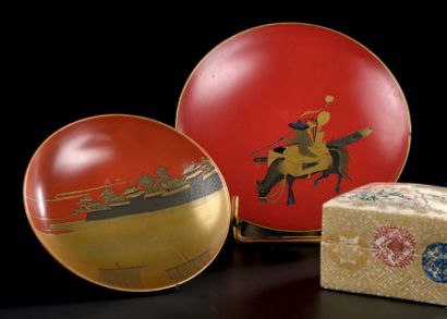 JAPON - Epoque MEIJI (1868-1912) 
Deux coupelles à saké en laque rouge décoré en...