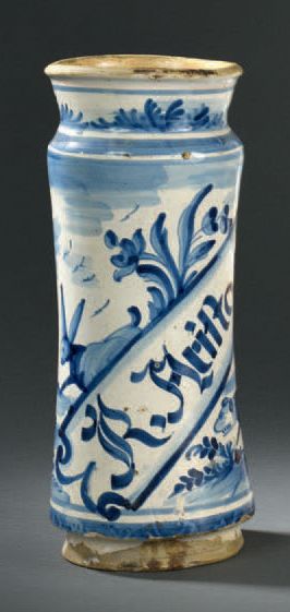 CATALOGNE Albarello cylindrique cintré en faïence à décor en camaïeu bleu de lièvre...