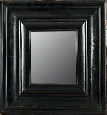 null Miroir à profil inversé en placage de bois noirci à filets.
XVIIe siècle.
Hauteur:...