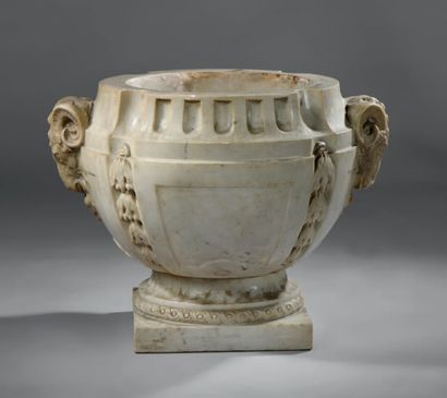 null Vase sphérique en marbre blanc, les prises en têtes de bélier sculptées le col...