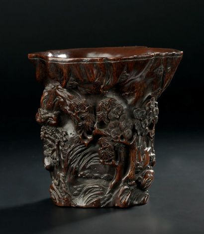 CHINE - XVIIe/XVIIIe siècle Coupe libatoire en bois, à décor sculpté d'un paysage...