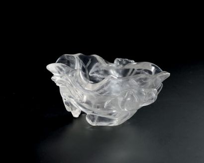 CHINE - Époque QING (1644-1911) 
Coupe en forme de feuille de lotus en cristal de...
