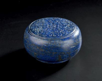 CHINE - XVIIIe siècle Boîte de forme ronde en lapis lazuli à décor sculpté sur le...