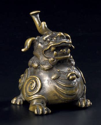 CHINE - XIXe siècle Petit poids en bronze à patine brune, en forme de lion cornu...