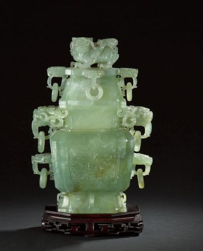 CHINE - Début XXe siècle Vase archaïsant en serpentine céladon sculpté d'anses en...