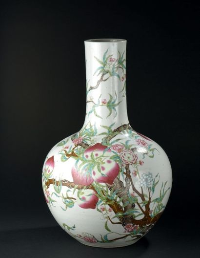 CHINE - XIXe siècle Vase de forme «tianqiuping» (sphère céleste) en porcelaine décorée...