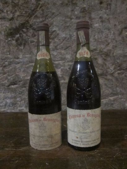 null 2 bouteilles Château Beaucastel, Châteauneuf du Pape 1974

niveaux : 6,5 cm...