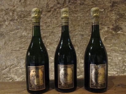 null 3 bouteilles Champagne Pommery Cuvée Louise 1985,

niveaux : 4 cm, une étiquette...