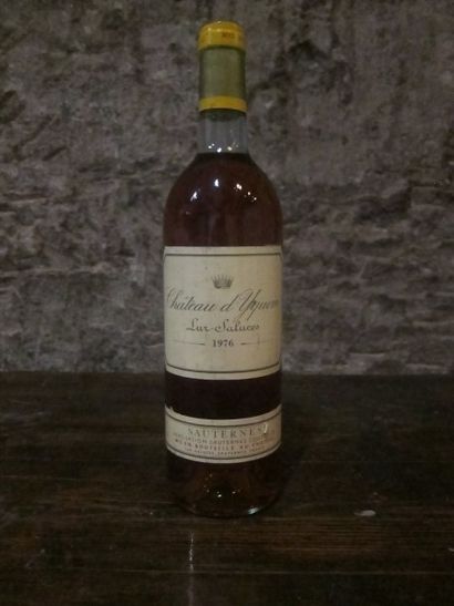 null 1 bouteille Château d'Yquem 1981,

niveau : base du goulot, étiquette légèrement...