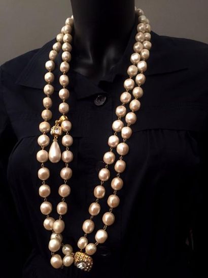 null FENDI, modèle de défilé : Collier plastron à quatre rangs de perles, retenant...