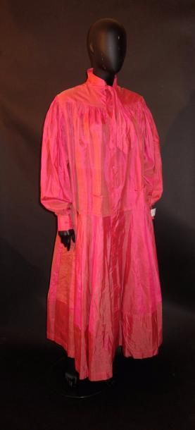 null JUNGLE JAP circa 1970 : Robe chemise en soie sauvage fuchsia, col haut souligné...