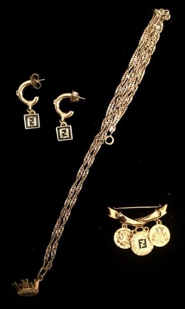 null FENDI : Ensemble en métal doré composé :

d'un collier chaîne entrelacé retenant...