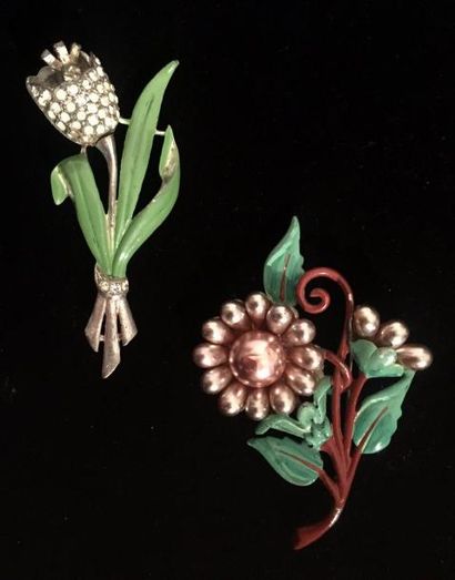 null CORO, Anonyme circa 1940-1950 : Lot de deux broches à motif floral émaillé,...