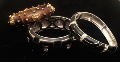 null KJL, anonyme : Lot de trois barcelets jonc émaillé articulés, deux émaillés...