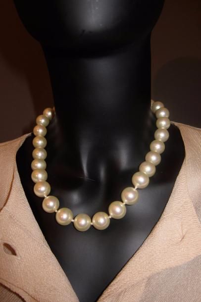null CINER, FR : Lot de trois colliers de perles l'un blanc, l'un gris, l'autre multicolore....