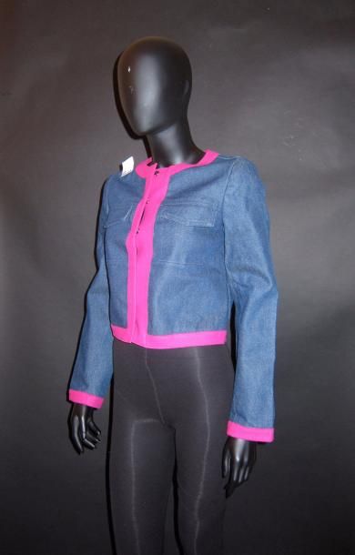null FENDI : Veste en jean bleu, petit col, parementure et bas de la veste en lainage...