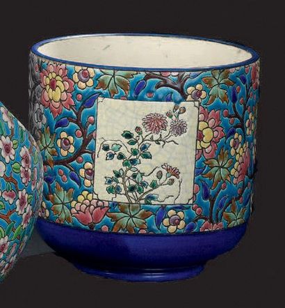LONGWY Vase rouleau en céramique à base ovoïde sur talon annulaire. Décor de fleurs...