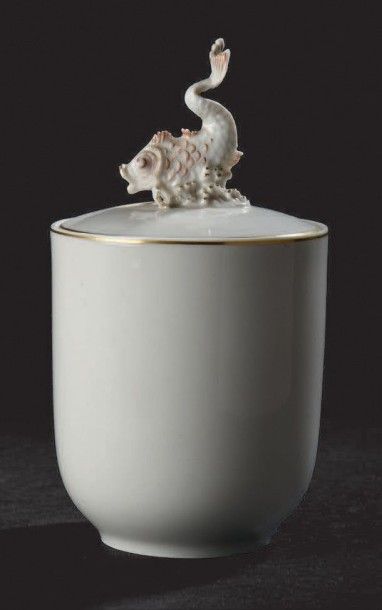 HUTSCHENREUTHER Allemagne Kunstabteilung 
Vase couvert en porcelaine à corps ovoïde...