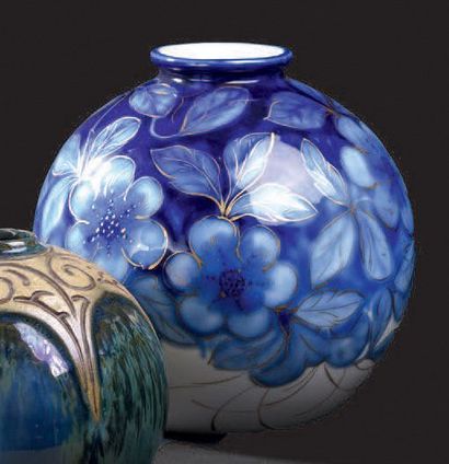CAMILLE THARAUD (1878-1956) Vase en céramique à corps sphérique épaulé et petit col...