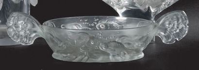 TRAVAIL FRANÇAIS Jardinière en verre blanc moulé pressé à décor de poissons japonisant...