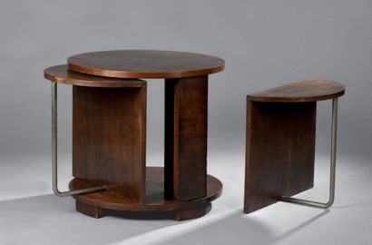 TRAVAIL FRANÇAIS 1940 Table d'appoint en bois vernissé à plateau circulaire enchâssant...