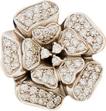 null Bague fleur en or gris 18K (750°/00) sertie de diamants ronds brillantés.
Tour...