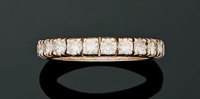 null Alliance américaine en or blanc 18K (750°/00) sertie de vingt-deux diamants...